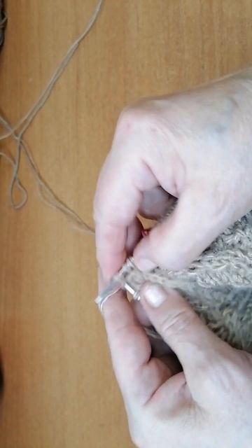 Берет Новая Герда спицами. Как вязать перекрещивание петель без использования булавки или доп. спиц смотреть онлайн