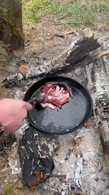 Картошка с ассорти колбас👌🏼#лес #готовимвкусно #леснаякухня