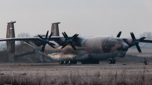 Самолёт-гигант Ан-22 Антей заходит на посадку прямо над городом