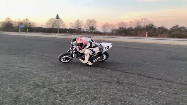 Kayo MiniGP - first practise. Minibike in action, knee down, elbow down, motogirl riding (BadGirl) смотреть онлайн