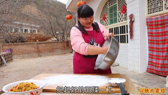 【陕北霞姐】为种菜做准备，霞姐搭温室大棚，早餐饼子夹菜新吃法，太安逸了！