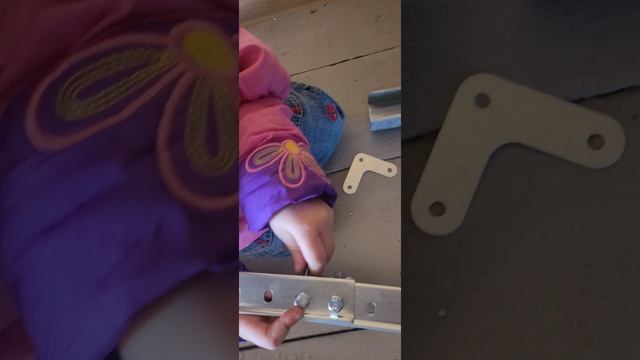 Арина помогает собирать стеллаж в гараже смотреть онлайн