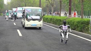 В Пекине прошел полумарафон с участием человекоподобных роботов