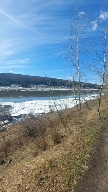 Усть-Кут, ранний ледоход, река Лена смотреть онлайн