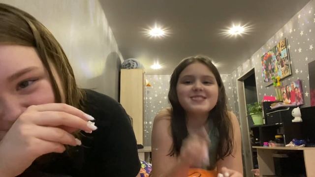 Играю с сестрой в пухлого кролика 😨 смотреть онлайн