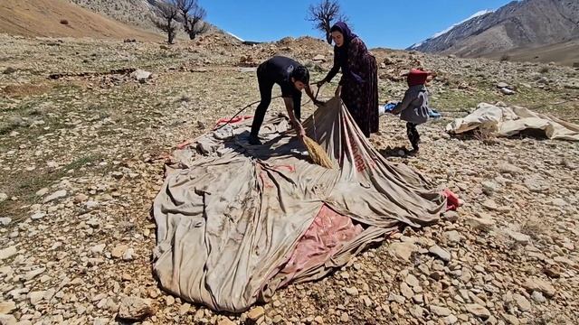 confrontation betweenFaizaandHamta to save and clean the tentand blankets in the middle of the floo смотреть онлайн