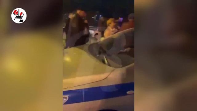 Иноземцы толпой набросились на полицейского. Real video смотреть онлайн