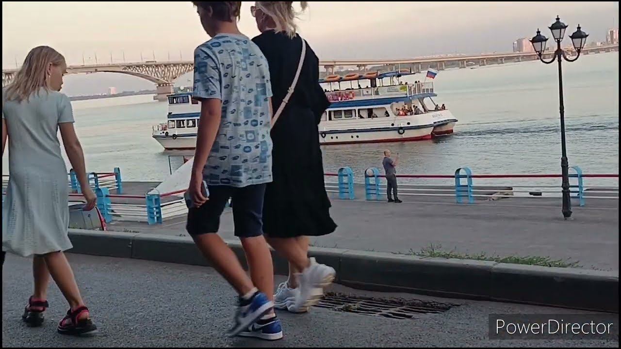 Саратов отвозим детей. Прогулка по набережной смотреть онлайн