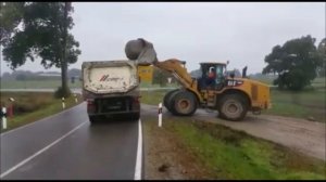 Как не стоит загружать большие камни в самосвал