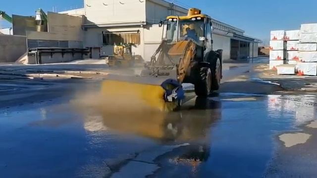 Щетка на экскаватор-погрузчик JCB смотреть онлайн