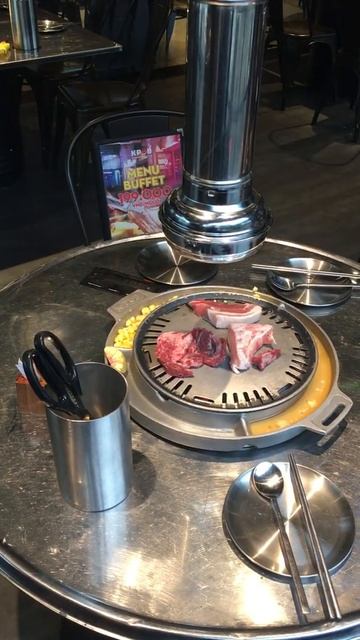 Корейский ресторан - барбекю в Дананге. Приготовление мяса.