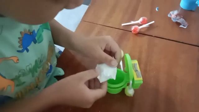 Алижан и Асылжан купили унитаз с чупа-чупсом! смотреть онлайн
