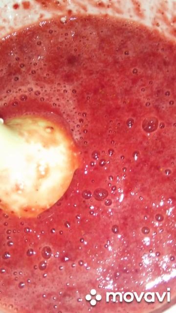 Клубничное молоко.