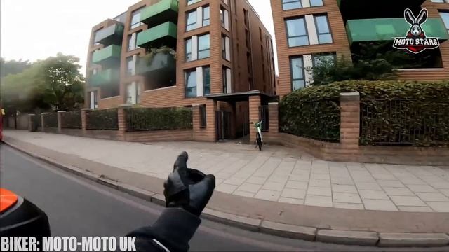 BIKER JUMPS OFF THE BIKE WHILE RIDING - Crazy and Epic Motorcycle Moments смотреть онлайн