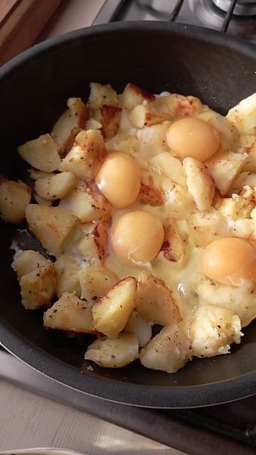 обжаренная вареная картошка с яйцом
