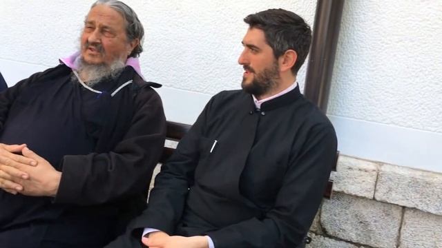 Самокритика и критика - Еп. Атанасије (Јевтић) у дворишту Призренске богословије смотреть онлайн
