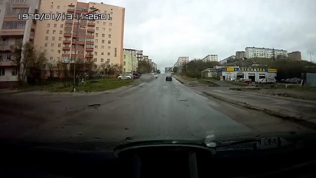 Мотоциклист сталкивается с микроавтобусом смотреть онлайн
