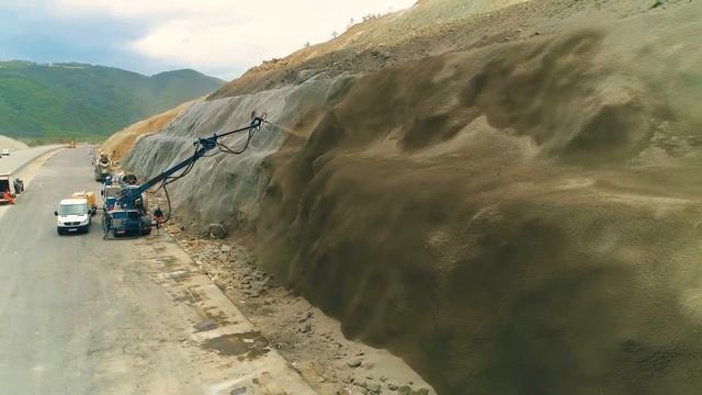 Заснемане с дрон на работен процес по автомагистрала "Струма" за "Данев Строй" смотреть онлайн