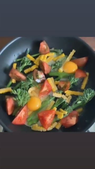 Брокколини в отличие от своих собратьев не воняет пердятиной. Вкус: спаржа+шпината,а после брокколи