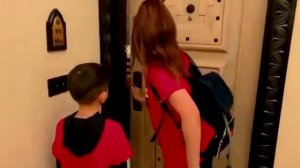 УЛЕТЕЛИ НА МОРЕ - Денис и Мама веселятся в аквапарке