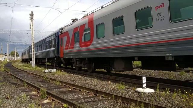 Электровоз (Кирпич) ЭП1-184 с пассажирским поездом на станции Голиковка смотреть онлайн