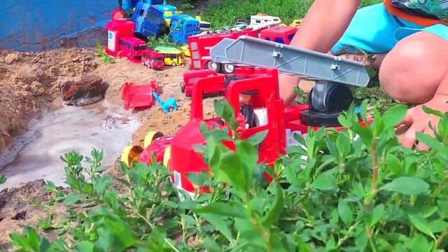 Машинки сериал для мальчиков - много машинок в воде . Пожарная машина смотреть онлайн