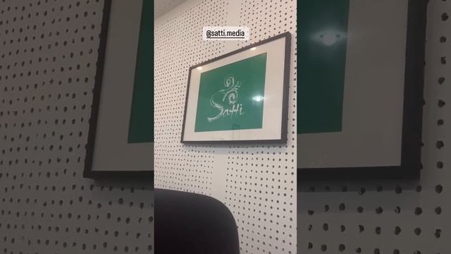 Бүгін студияға новый актер келді әдемі қатын мен режиссор мәз оған Қайрат Әділгерей