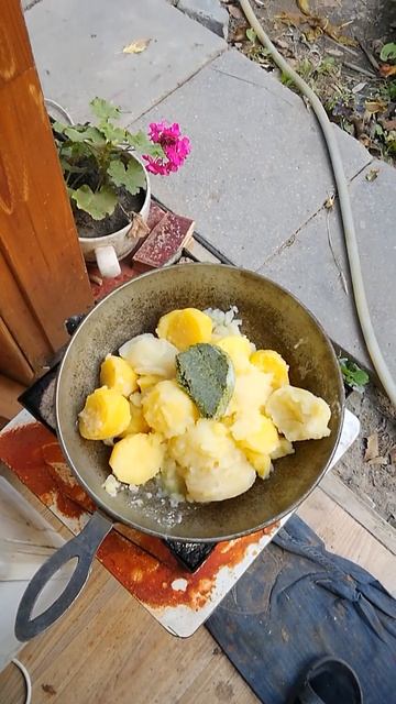 отварной картофель с укропный чесночным маслом