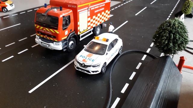 FEU EN VOIE D'EXTINCTION MAQUETTE POMPIERS MINIATURES смотреть онлайн