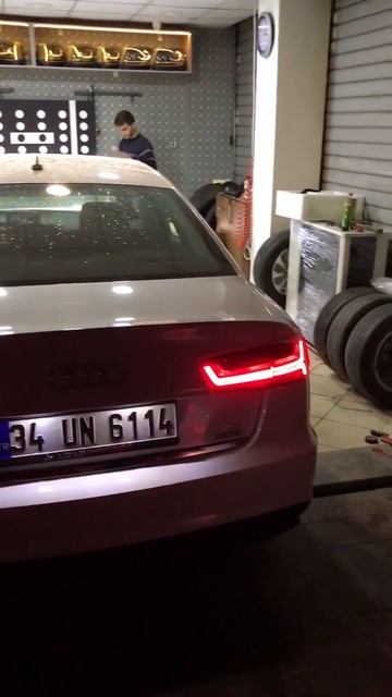 Audi A6 kayan arka sinyal montajı смотреть онлайн