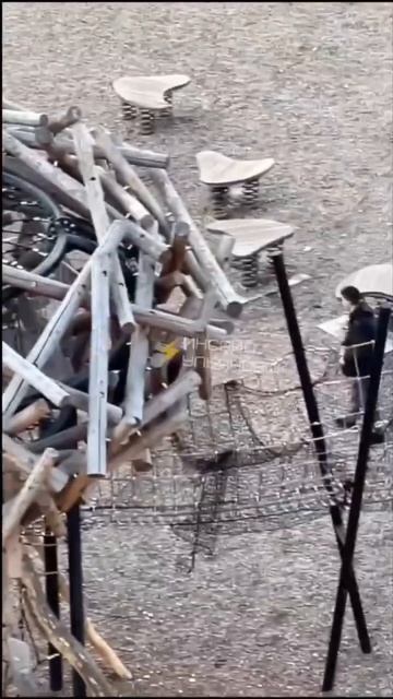 Вот так приходят на район и встречают Пасху подростки в Новой жизни. Громко кричат, кидаются яйцами.