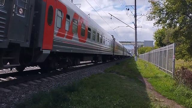 "Приветливый машинист"! Электровоз ЧС7-207 с сообщением Москва - Грозный пролетает платформу Косино смотреть онлайн