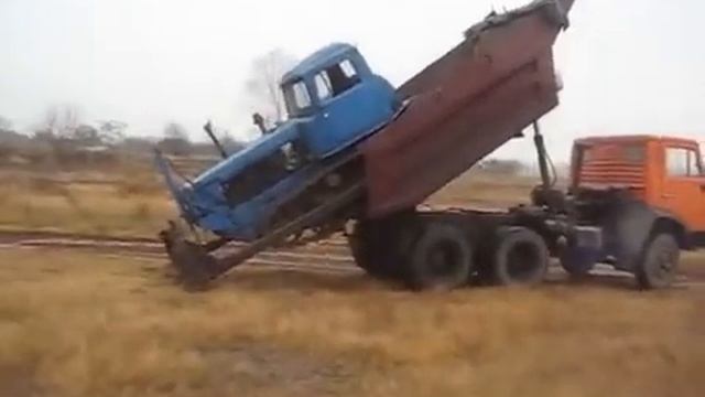 Прикольно рассчитали спуск трактора смотреть онлайн