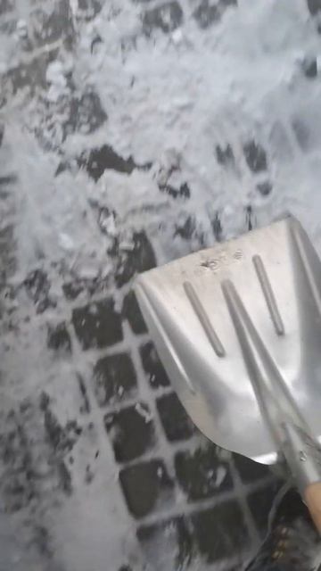 Итальянские лопаты для уборки снега. Из нержавейки. смотреть онлайн