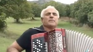 Поет Синдиков