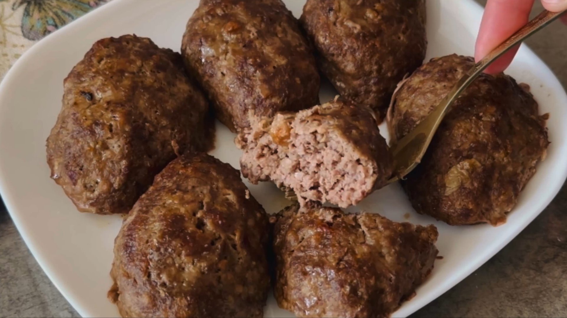 Котлеты из фарша в духовке / Как приготовить сочные и мягкие котлеты из фарша в духовке смотреть онлайн