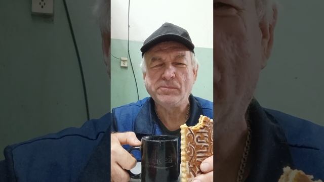 На десерт овсяной кисель с малиной и пряник с вишнёвой начинкой. смотреть онлайн