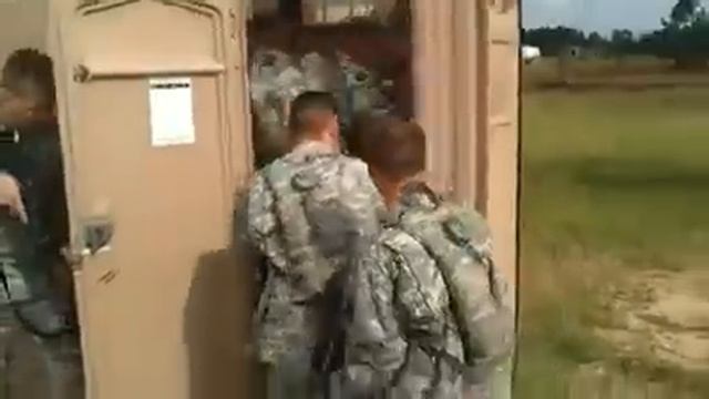 Американские солдаты штурмуют туалет смотреть онлайн