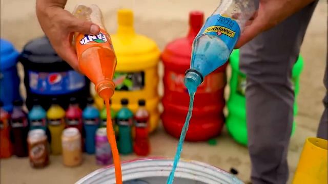 Giant Pepsi Rocket, Mtn Dew, Coca Cola, Fanta, Mirinda, Chupa Chups Vs Mentos Two Underground Pits