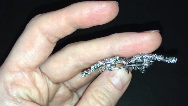 Кулон-брошь Бабочка с танзанитами и изумрудами