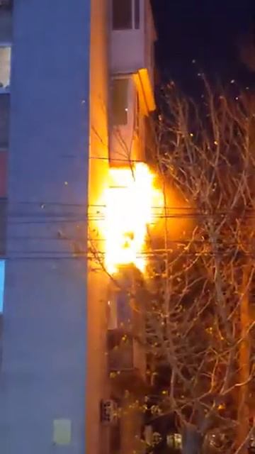 В центре Саратова сгорел балкон пятиэтажки смотреть онлайн