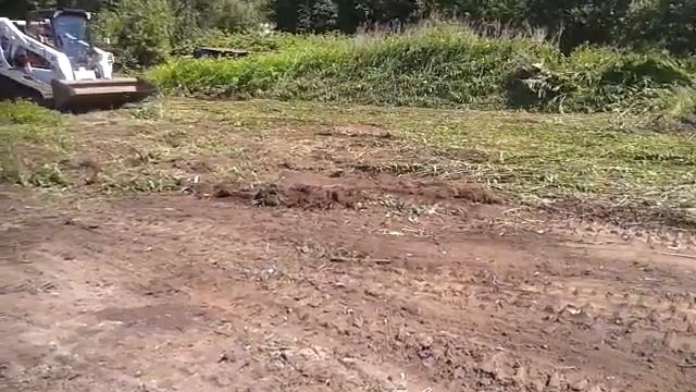 Выравнивание участка гусеничным погрузчиком Bobcat T650