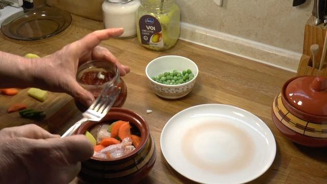 Курятина запечённая с овощами в горшочках | 25 минут работы и отличный результат!