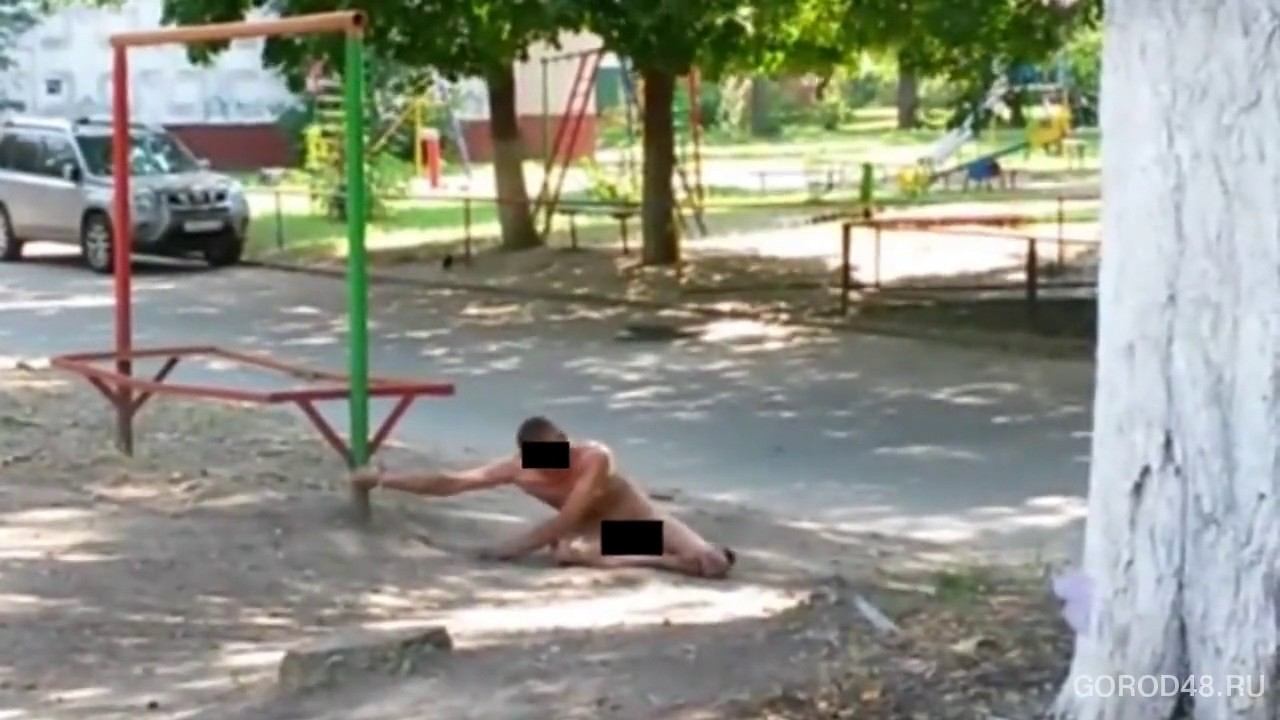 Голый мужчина бегает по Липецку