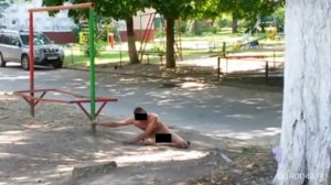 Голый мужчина бегает по Липецку