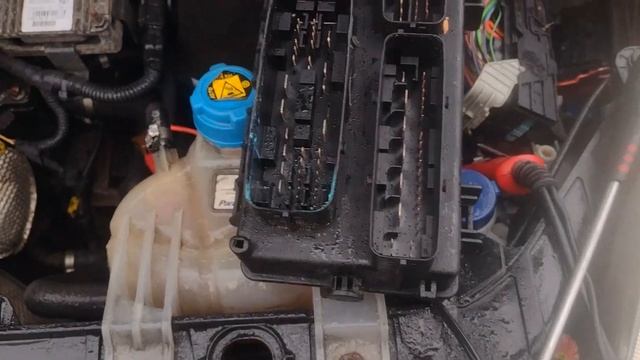 Fiat Grand Punto (Headlights and horn problems) corrosion in the fuse box смотреть онлайн