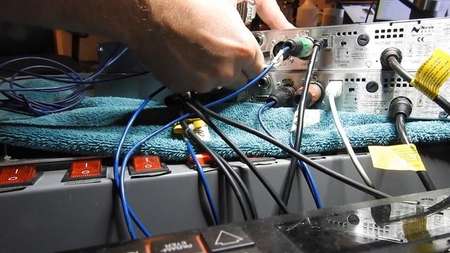 AMS Neve 8801 Stereo link and Key Input : How to build the 9 pin D- Sub and demonstration. смотреть онлайн