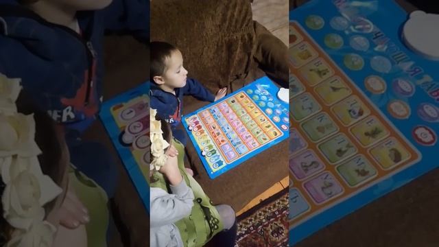 Никита учит буквы. Готовится в школу