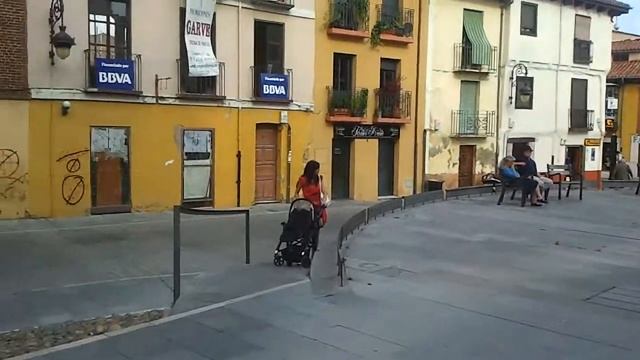 León, avenida de los Cubos, detras de la Catedral. 26/5/11 смотреть онлайн