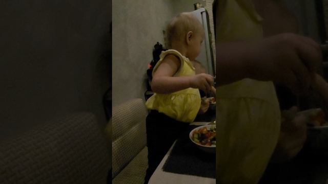 Арина учится кушать салатик смотреть онлайн